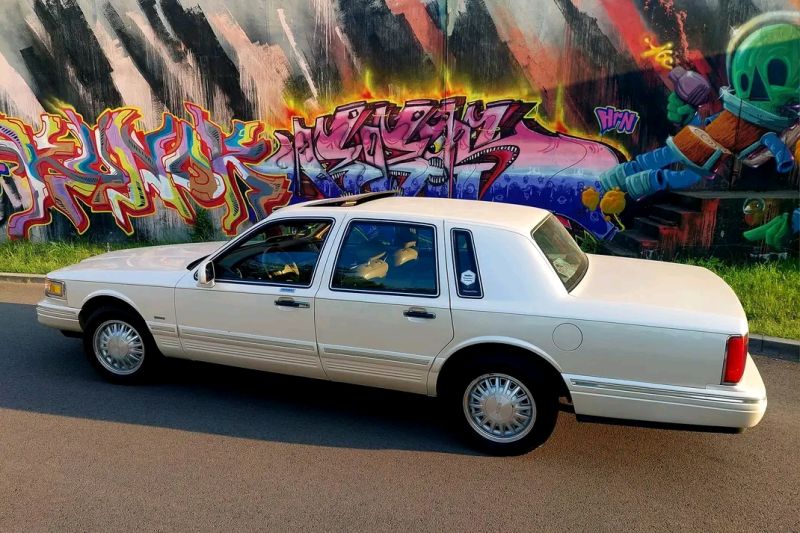 LINCOLN TOWN CAR