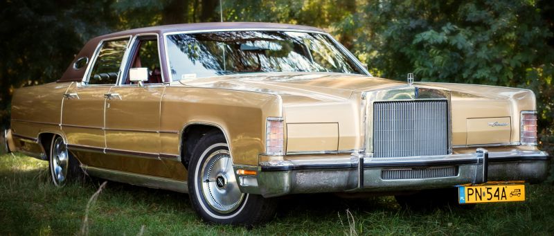 LINCOLN CONTINENTAL TOWN CAR