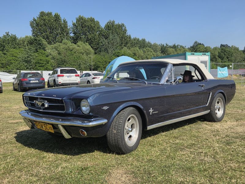 FORD MUSTANG